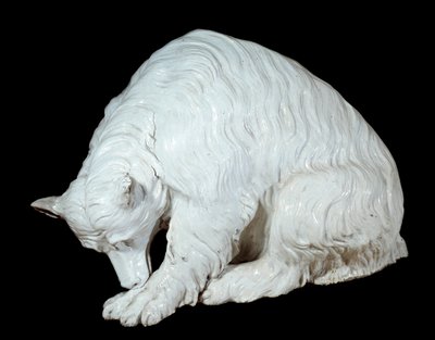 Saksalainen taide: Kova posliinikarhu berliinistä, noin 1732 - 1735. Meissenin posliiniveistos. Mitat: 0,58 x 0,50 x 0,09 m. Sevres. Posliinin valmistus tekijältä German School