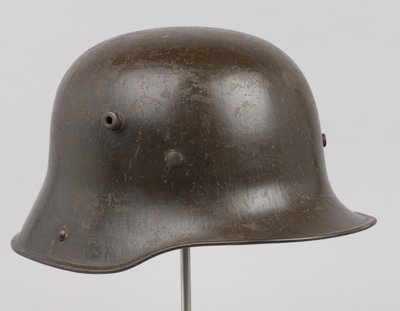 Saksalainen teräskypärä tai Stahlhelm, n. 1916 (kypärä) tekijältä German School