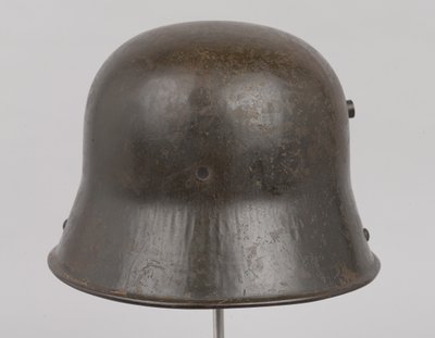 Saksalainen teräskypärä tai "Stahlhelm", n. 1916 (kypärä) tekijältä German School