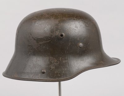 Saksalainen teräskypärä tai "Stahlhelm", n. 1916 (kypärä) tekijältä German School