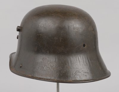 Saksalainen teräskypärä tai "Stahlhelm", n. 1916 (kypärä) tekijältä German School
