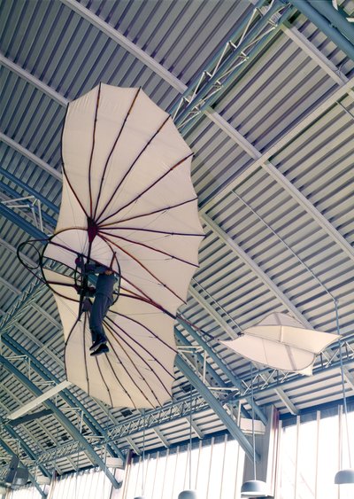Otto Lilienthalille (1848-96) valmistettu purjelentokone c.1891 (puuvilla & puu) (katso myös 56774) tekijältä German School