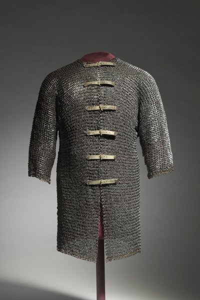 Hauberk, n. 1400-1450 (teräs- ja messinkirenkaat, niitattu moderneilla soljeilla ja hihnoilla) tekijältä German School