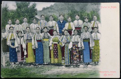Postikortti, joka kuvaa romanialaista perinteistä pukua Argesin alueella, n. 1900-1910 tekijältä German School