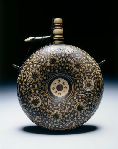 Jauhepullo, n. 1620-50 (pähkinä, sarvi, luu, messinki ja rauta) tekijältä German School