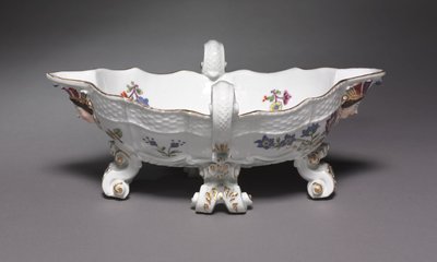 Sauceboat, valmistettu Meissenin posliinitehtaalla, Saksassa, 1735-56 tekijältä German School