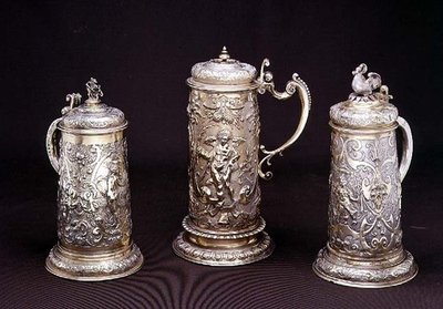 Paul Hubnerin hopeakullattu lieriömäinen malja, Ausburg 1590; Tobias Kramerin hopeakullattu lieriömäinen malja, Ausburg 1620; Paul Hubnerin hopeakullattu lieriömäinen malja, Ausburg 1590, 16.-17. kr. tekijältä German School