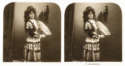 Stereoskooppinen kortti, joka kuvaa nuorta naista perinteisessä espanjalaisasussa Aragonian alueelta, n. 1900 (seepiakuva) tekijältä German School