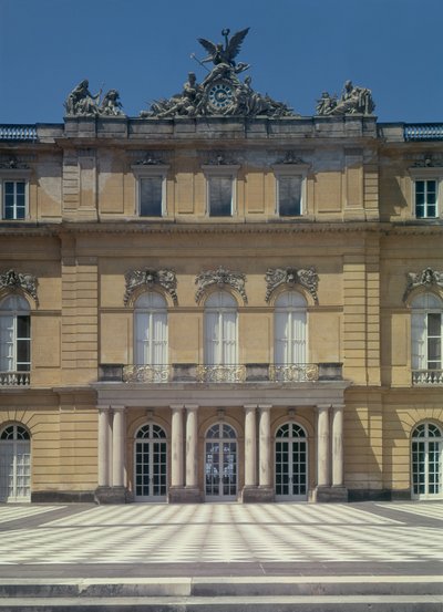 Georg Carl Heinrich von Dollmannin suunnittelema marmorinen piha (kuva) tekijältä German School