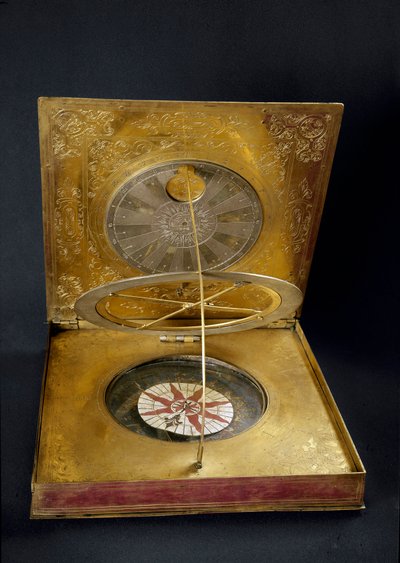 Universaali aurinkokello, joka on valmistettu kuparista, kullasta, lasista ja paperista valmistettu Saksassa. 1600-luvun Sun debyytti. 24,7x25,7 cm Firenze, Istituto ja Museo di Storia delle Scienze tekijältä German School