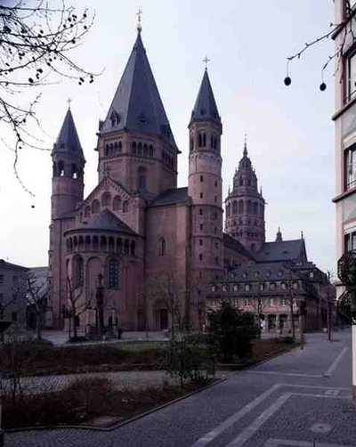 Näkymä St. Martinin ja St. Stephanin katedraalille koillisesta tekijältä German School