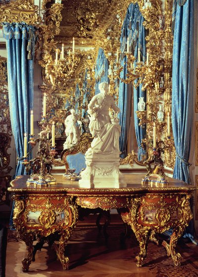 Kirjoituspöytä ja Louis XV:n patsas peilihuoneessa tekijältä German School