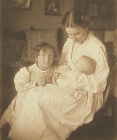 [Äiti aamutakissa, istuu, mukanaan lapsi ja pieni poika] tekijältä Gertrude Käsebier