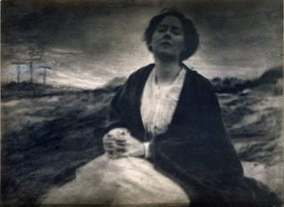 The Heritage of Motherhood, 190004 (platinaprintti, johon on lisätty käsin) tekijältä Gertrude Käsebier