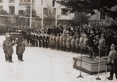Benito Mussolini johtaa Garibaldi-sotilaan valtion hautajaisia (m/v kuva) tekijältä Giacomelli Giacomelli