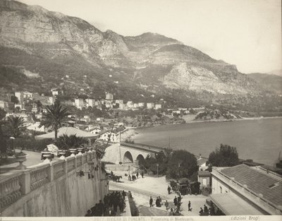 Panoraamanäkymä Montecarloon Monacossa. Kohtaus näyttää erilaisia ohikulkijoita; vasemmalla näemme lähikuvan marmorikaiteesta tekijältä Giacomo Brogi