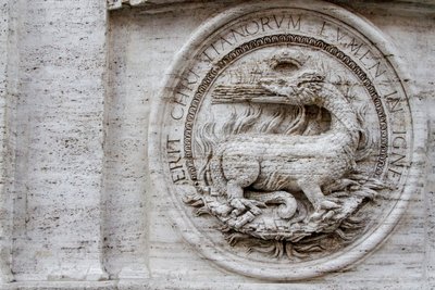 Vaakuna St Louis of French -kirkon julkisivussa tekijältä Giacomo della Porta