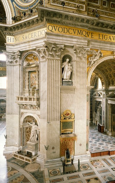 Gian Lorenzo Berninin (1598-1680) koristeet ensimmäisessä pilarissa oikealla, yksi neljästä Pietarinkirkon kupolia tukevasta pilarista, Rooma, Vatikaani tekijältä Gian Lorenzo Bernini