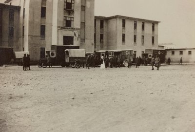 Albumi "Pictures of War II": italialaiset sotilaat ja Punaisen Ristin ambulanssit Gradisca Sagradossa, Goriziassa, Italiassa (m/v kuva) tekijältä Gigliucci Gigliucci