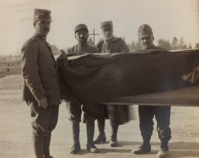 Albumi "Pictures of War II": italialaiset sotilaat kantavat suuren sodan kaatuneen arkkua (m/w kuva) tekijältä Gigliucci Gigliucci