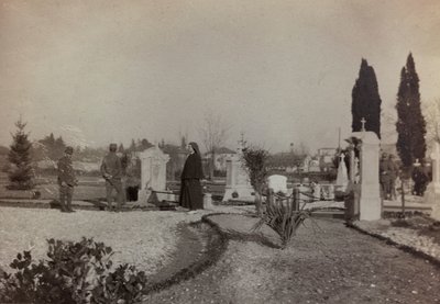 Albumi "Pictures of War II": sotilaat ja Punainen Risti vierailemaan Gradiscan hautausmaalla (m/v kuva) tekijältä Gigliucci Gigliucci