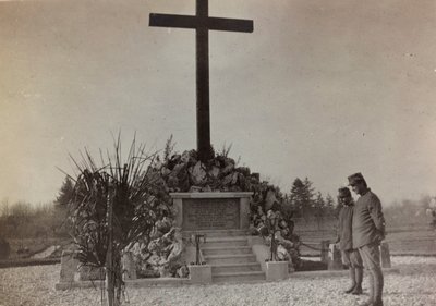Albumi "Pictures of War II": sotamuistomerkki Gradiscassa (m/w kuva) tekijältä Gigliucci Gigliucci