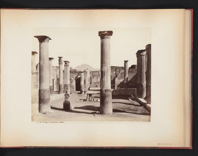 Näkymä Marco Olconion talon raunioista Pompejissa, Italiassa (Pompeji) Casa di Marco Olconio (otsikko esineessä) tekijältä Giorgio Sommer (attributed to)