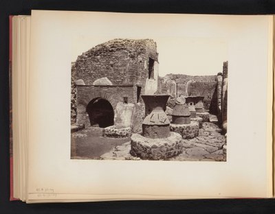 Leipomon rauniot Pompejissa Casa di fornai Pompei (otsikko esineessä) tekijältä Giorgio Sommer (attributed to)