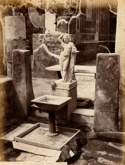 Suihkulähde, joka koostuu nuoren pojan alaston veistoksesta. Suihkulähde on House of Balcone pensilissä Pompejissa tekijältä Giorgio Sommer