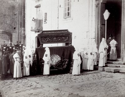 San Francescon seurakunnan hautajaiskulkue Napolissa. Etualalla, kirkon edessä, lukuisat "veljesveljet" valkoisissa tunioissa ja hupuissa seuraavat katafalkkia, joka on koristeltu brodeeratulla kankaalla, jonka päälle arkku asetetaan. tekijältä Giorgio Sommer