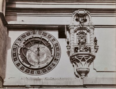 Bernin kellotornin kvadrantti, kirjoittanut Kaspar Brunnen (1527-1530). Tähtitieteellisen kellon vieressä lehtikioski, jossa on patsaat, jotka kellon mekanismi käynnistää neljä minuuttia ennen tunnin lyömistä tekijältä Giorgio Sommer