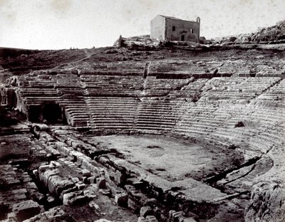 Kreikkalaisen teatterin jäännökset Sirakusassa Neàpollin monumentaalipuistossa. Etualalla puoliympyrän muotoinen orkesteri ja cavea tekijältä Giorgio Sommer
