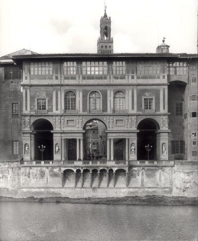 Lungarno Torrigianin Uffizi-gallerian julkisivu tekijältä Giorgio Vasari