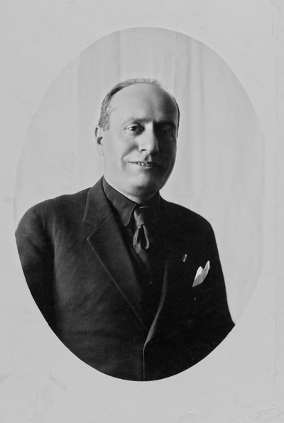 Albumi "Duce": Benito Mussolinin passikuva siviilivaatteissa (m/v kuva) tekijältä Giovanni Agosto