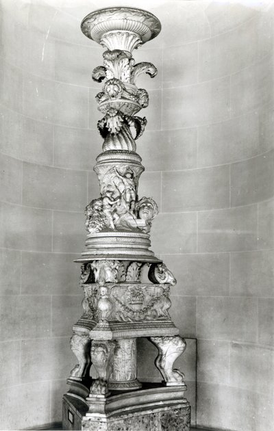 Piranesi roomalaisten antiikkiesineiden pohjalta suunnittelema kynttelikkö omaan hautaan (marmori) tekijältä Giovanni Battista Piranesi