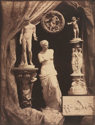 Asetelma patsaiden ja verhojen kanssa tekijältä Giovanni Domenico Tiepolo