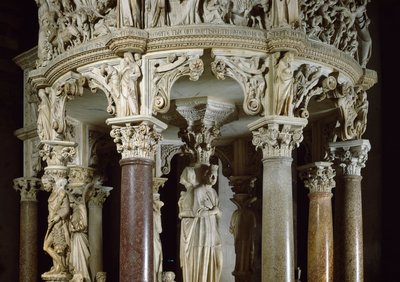Teologiset hyveet ja Herkules vasemmalla Yksityiskohta veistoksesta saarnatuolia tukevista ryhmistä. Giovanni Pisanon (1248-1314) marmoriveistos. 1302-1311 Pisan katedraali (Duomo di Santa Maria Assunta di Pisa), Italia tekijältä Giovanni Pisano