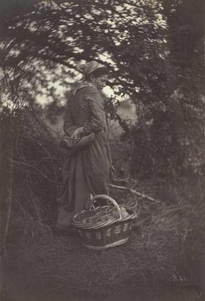 Nainen seisoo korin kanssa maassa, 1870. tekijältä Giraudon