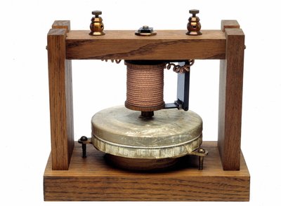 Graham Bellin puhelin, jota käytettiin vuoden 1875 ensimmäisissä kokeissa. tekijältä Graham Bell