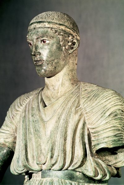 Yksityiskohta Delphin vaununkuljettajasta, noin 470 eaa. pronssi ks. myös 161526. tekijältä Greek