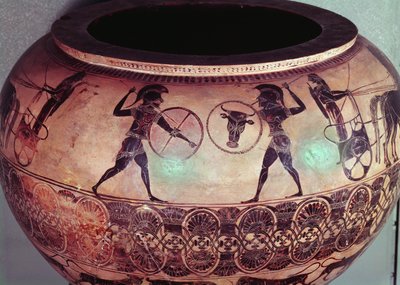Perseusta ja Gorgoneja kuvaavat dinot, yksityiskohdat hopliiteista taistelemassa vaunujensa välillä, noin 580 eKr. (keramiikka) (katso myös 173180) tekijältä Greek