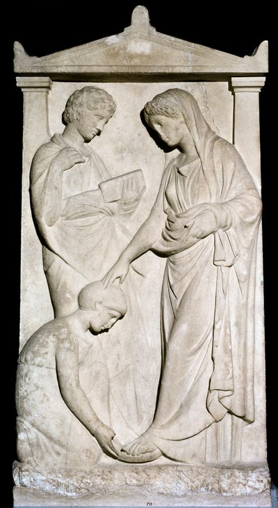 Kreikkalainen taide: "" Piika auttaa emäntänsä irrottamaan sandaalinsa"" Marmoriset helpot sukat 4. vuosisadalta eKr. Athenes, kansallinen arkeologinen museo tekijältä Greek