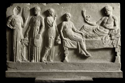 Kreikkalainen taide: koomikkojen Dionysos Bacchukselle omistettu matala votiivi-marmorireliefi, se edustaa Euripideksen "Bacchantesia" - 410 eKr. - Ateena, kansallinen arkeologinen museo - Bacchae (Euripideksen (480¿406 eKr.) tragediosta) - Marmorireliefi  tekijältä Greek