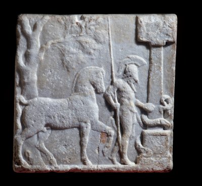 Kreikkalainen taide: marmorinen stele koristeltu ratsastajasta hevosen kanssa, 2. loppu - 1. vuosisadan alku eKr., koko 52x52x9 cm Mantova - Palazzo Ducale, Coll statuaria, inv n 6669 - Kreikkalainen taide: marmorinen stele, jossa kohokuvio edustaa ratsast tekijältä Greek