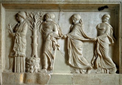 Kreikkalainen taide: matala kohokuvio, joka edustaa kolmea nymfiä, jotka seuraavat nuorta naista. 2. vuosisadalla eaa. Athenes, Piree-museo tekijältä Greek