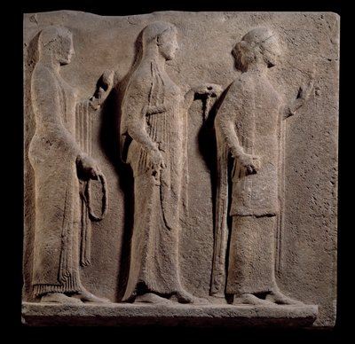 Kreikkalainen taide: teorian kulkulaatta: armoa edustavat kasvot. Matala marmorinen kohokuvio Thasoksen saarelta Kreikasta. 480 eaa. Pariisi, Louvre-museo tekijältä Greek