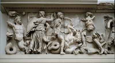 Kreikkalainen taide: Hekate ja Artemis. Zeuksen a Pergamonin alttarin friisi, Eumene II:n matala reliefi tekijältä Greek