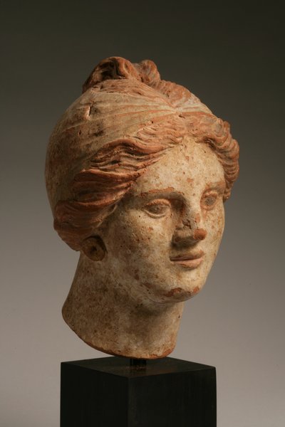 Naisen pää, hellenistinen aika, 3.-1. vuosisadalla eKr. (monivärinen terrakotta) (ks. myös 270386) tekijältä Greek