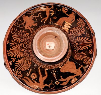 Patera maenadin ja Eroksen kanssa (terrakotta, 325-300 eKr.) tekijältä Greek