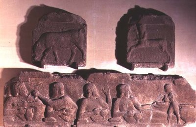 Kaksi metooppia, jotka kuvaavat kentauria ja villisiaa, sekä friisi, joka kuvaa Heraklesta juhlimassa, Ateenan temppelistä Assoksessa (Mysia) n. 540-520 eKr. (Andesiittikivi) tekijältä Greek